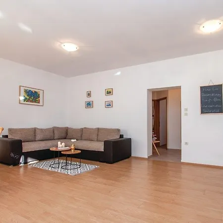 Apartment Quiet Family 30m From Maiv Zatoglav *